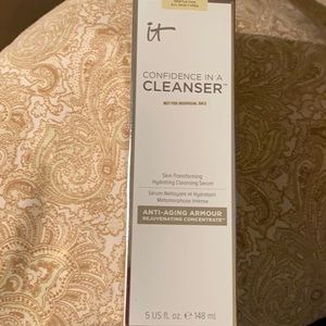 BRAND NEW IT Confidence in a cleanser 5 fl. oz.
